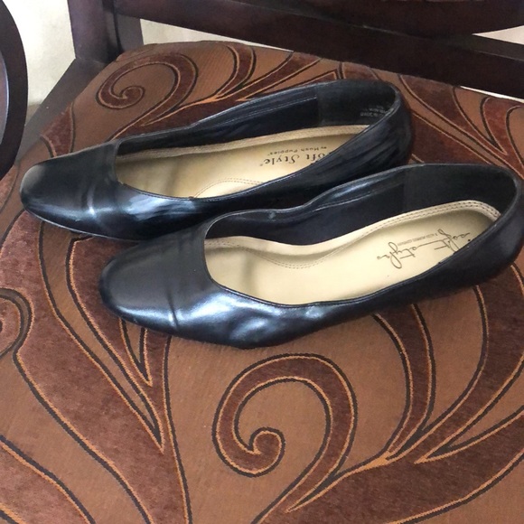 Size 8 slightly worn blk low heeled shoe - Picture 2 of 2